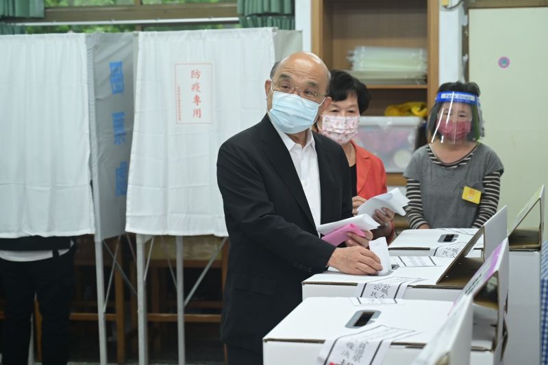▲行政院長蘇貞昌完成投票後，稱台灣有投票權是非常幸福的一件事情。（圖／行政院提供）