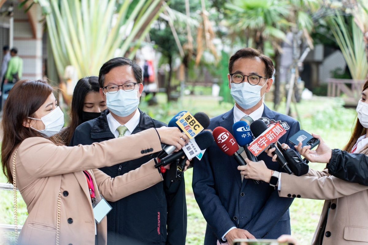 ▲民進黨桃園市長候選人鄭運鵬（圖右）現身桃園市蘆竹區蘆竹國小投票，一旁還有桃園市長鄭文燦陪同。（圖／鄭運鵬競選團隊提供）