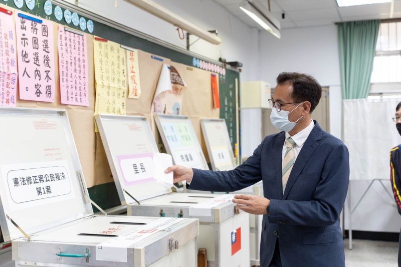 ▲鄭運鵬呼籲民眾今日踴躍出來投票，自己也現身蘆竹區蘆竹國小投票。（圖／鄭運鵬競選團隊提供）