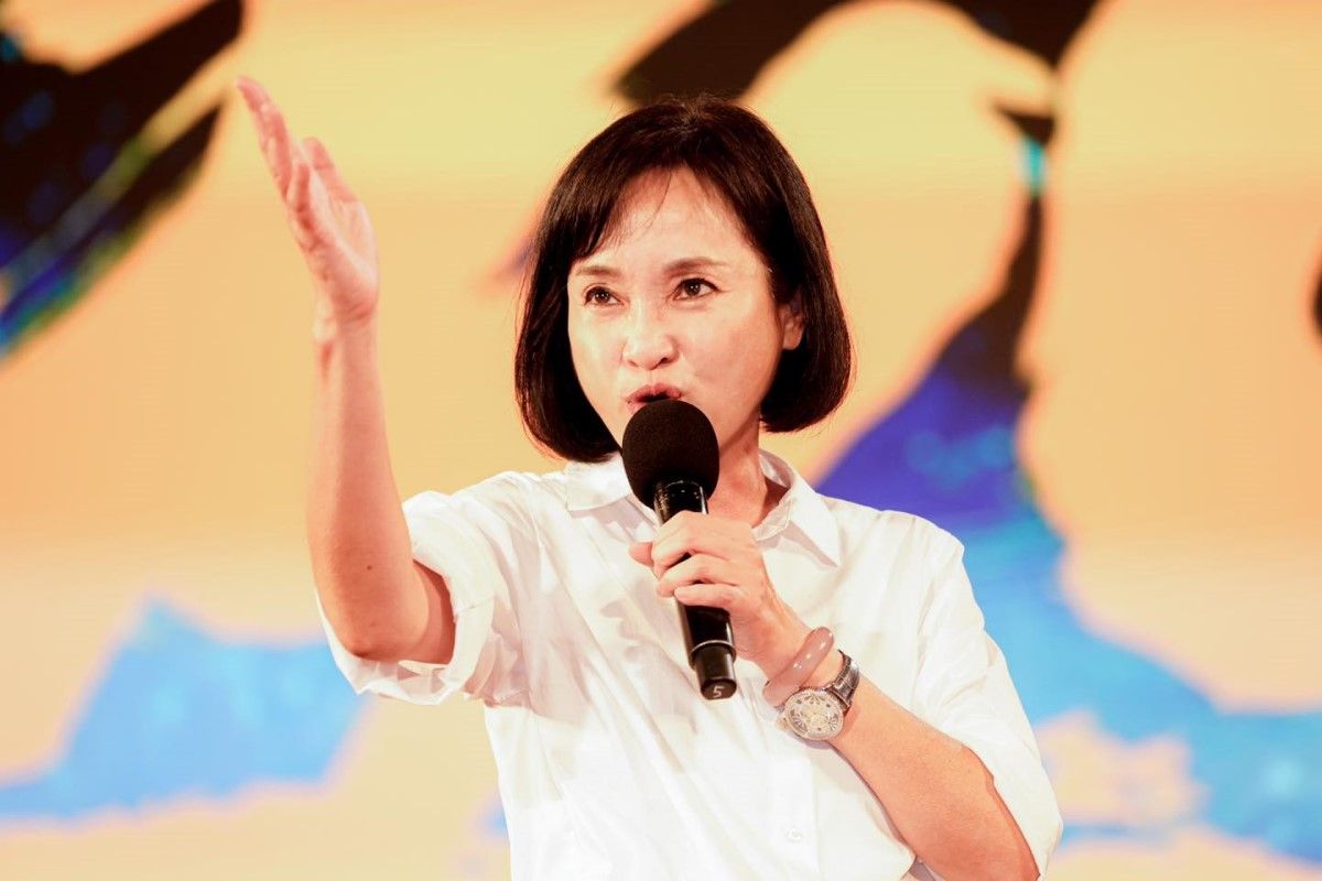 ▲高雄候選人柯志恩投完票了，偕女兒現身，並逗趣說明投完之後要去喝咖啡。（圖／柯志恩 臉書） 