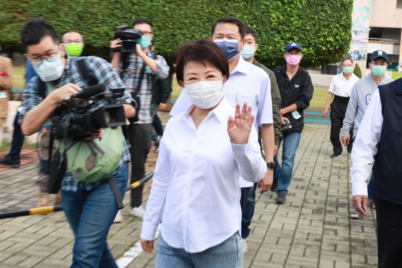 ▲盧秀燕收起平常戴的燕子口罩，穿著招牌的白色襯衫搭配純白口罩。（圖／盧秀燕競總提供，2022.11.26）