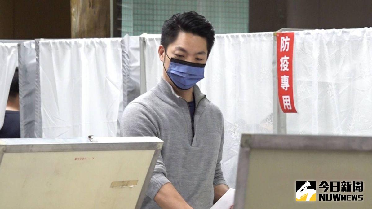 ▲國民黨籍台北市長候選人蔣萬安一早完成投票。（圖／記者朱永強攝，2022.11.26）