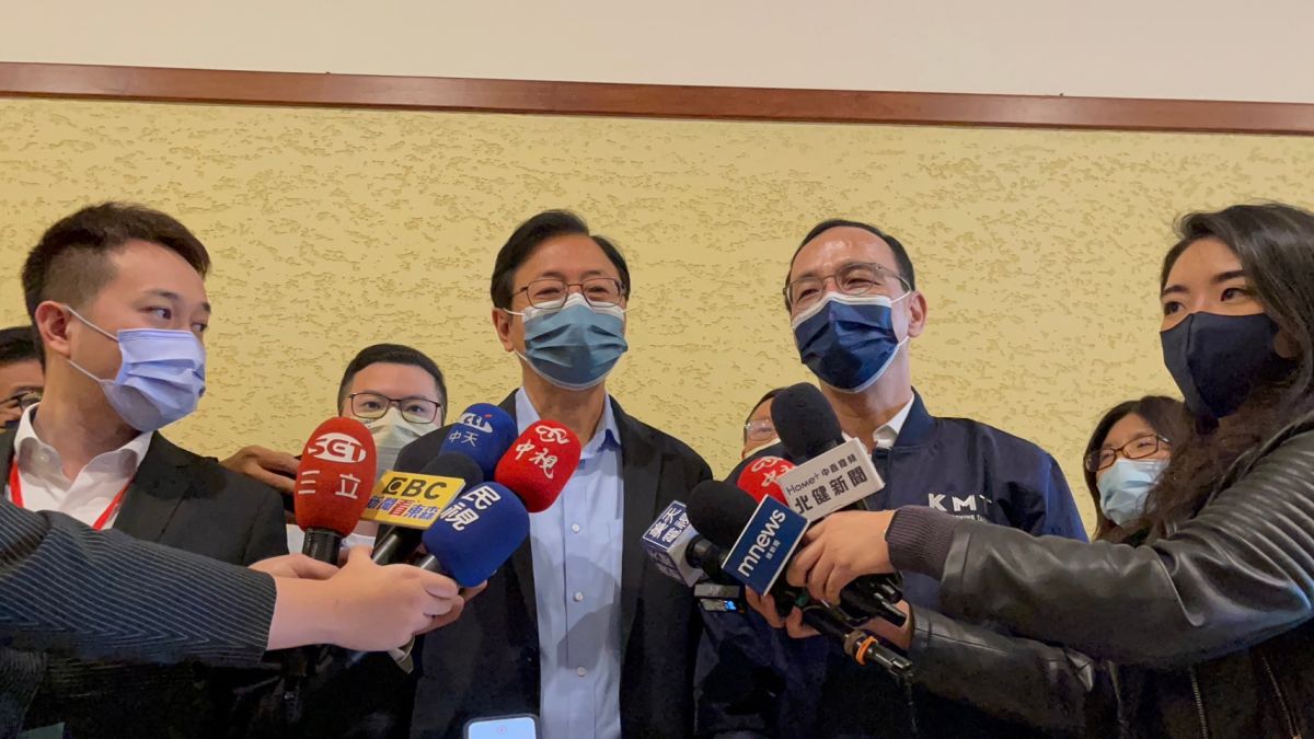 ▲國民黨桃園市長候選人張善政（左二）出席投票，國民黨主席朱立倫（右二）一旁陪同。（圖／朱立倫辦公室提供）