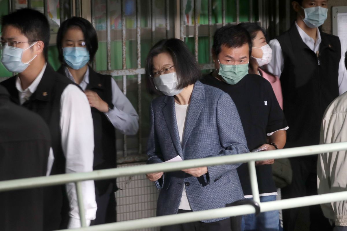 ▲台灣九合一選舉於今（26日）正式登場，圖為總統蔡英文前往投票所。（圖／美聯社／達志影像）