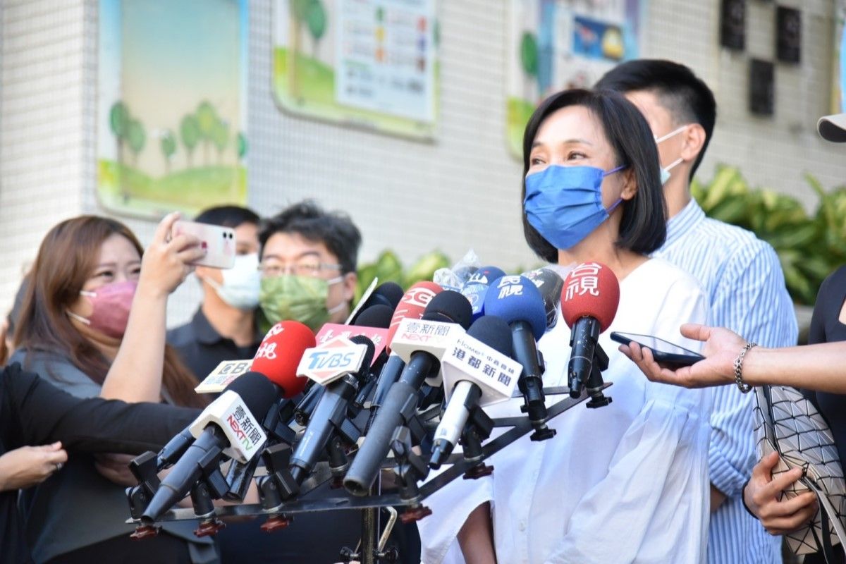 ▲國民黨高雄市長候選人柯志恩投完票了，偕女兒現身，並逗趣說投完之後要去喝咖啡。（圖／柯志恩競辦提供） 