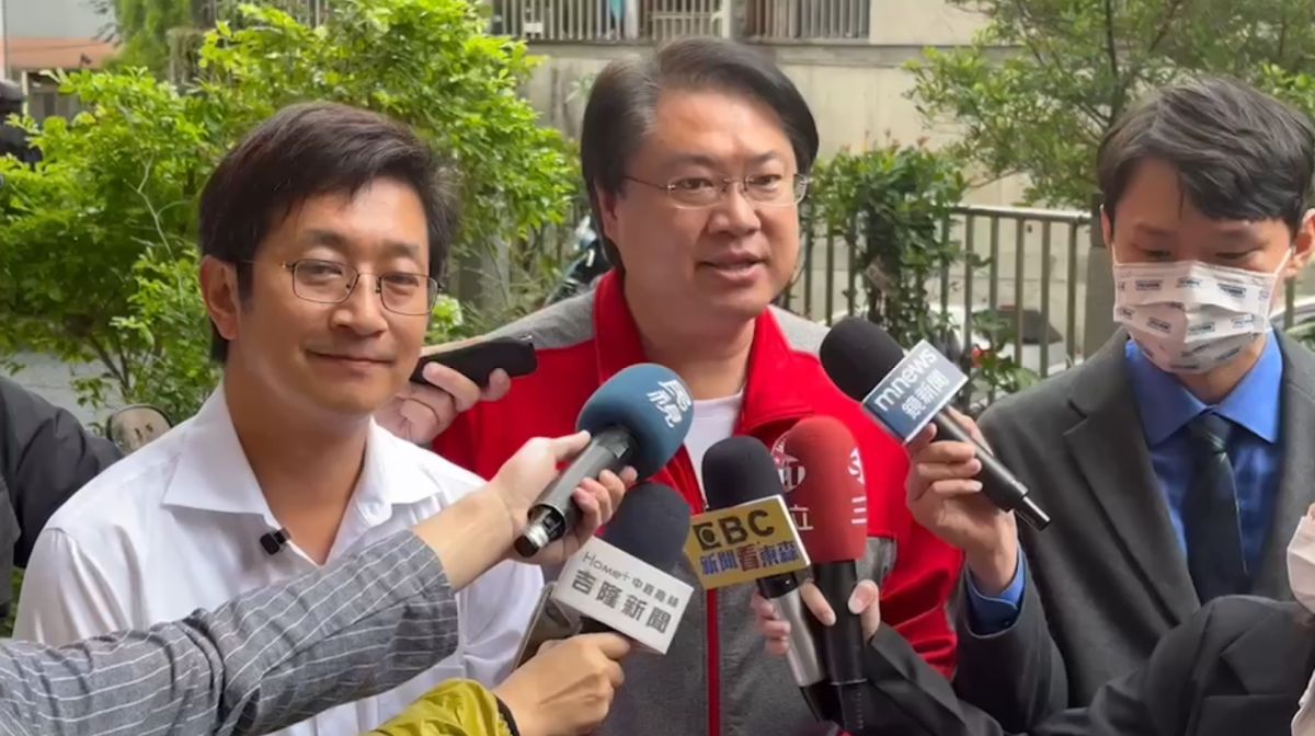 ▲民進黨基隆市長候選人蔡適應（圖左）和基隆市長林右昌一同現身龍邸中國社區投票。（圖／蔡適應競辦提供）