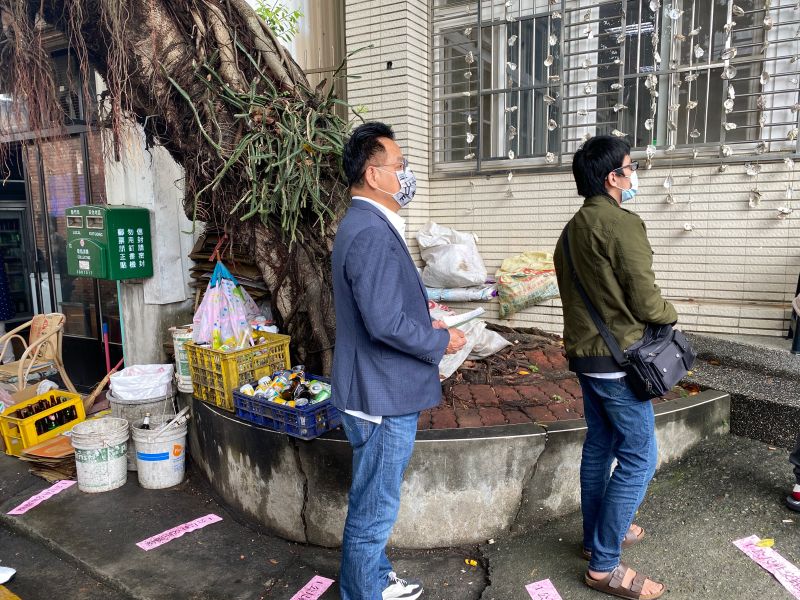 ▲林耕仁與民眾一同排隊投票。（圖／林耕仁競選辦公室提供）
