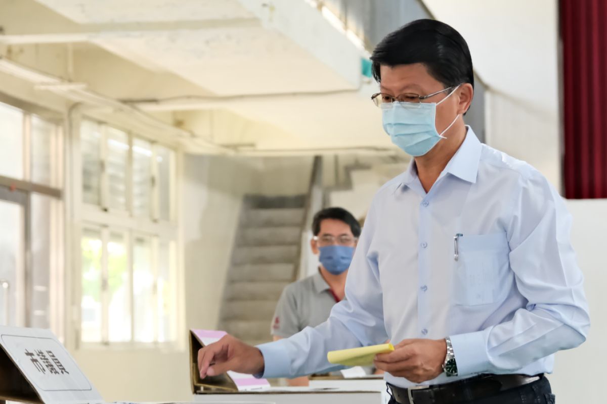 ▲謝龍介現身台南新市國小投票，坦言選戰期間很疲憊，投完後也不會鬆懈。（圖／謝龍介競辦提供） 