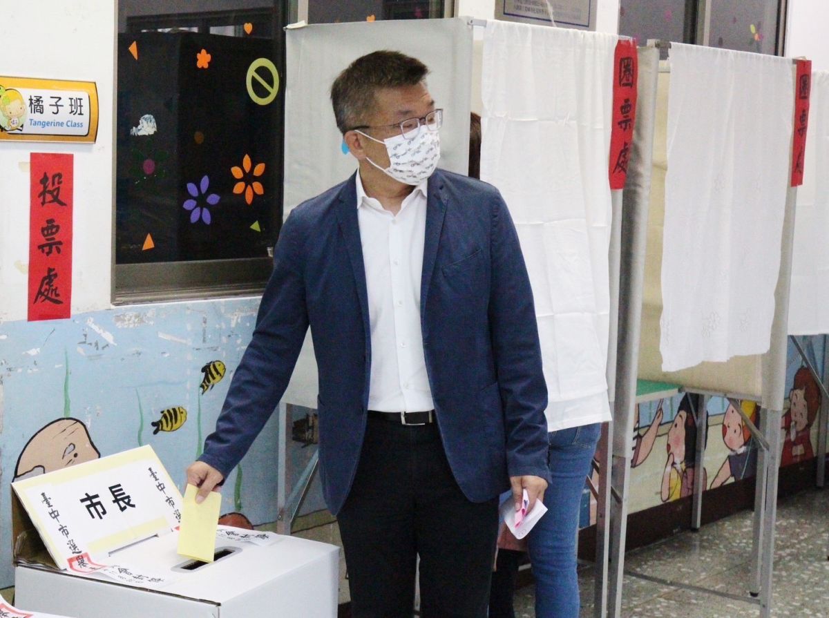 ▲民進黨台中市長候選人蔡其昌現身投票，且佩戴中華職棒口罩。（圖／蔡其昌競辦提供）