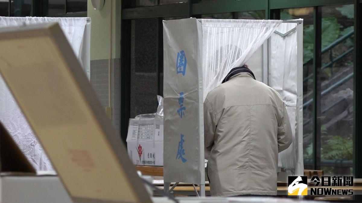 ▲九合一選舉日，除了各候選人一早現身投票所，許多民眾也選在上午完成投票。（圖／攝影中心）