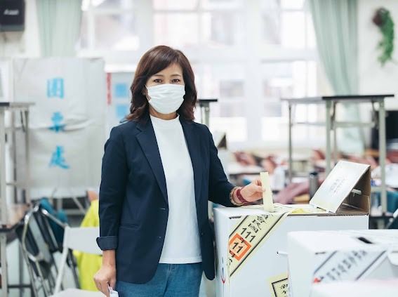 ▲沈慧虹到光華國中投票所投下神聖的一票。(圖/沈慧虹競辦提供)