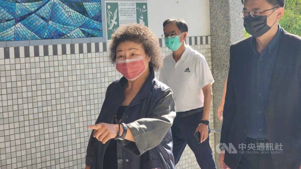 ▲九合一大選併首次修憲複決26日投開票，監察院長陳菊（前左）上午前往高雄苓雅區五福國中投票，呼籲大家踴躍投票，支持18歲公民權。中央社記者洪學廣攝 111年11月26日