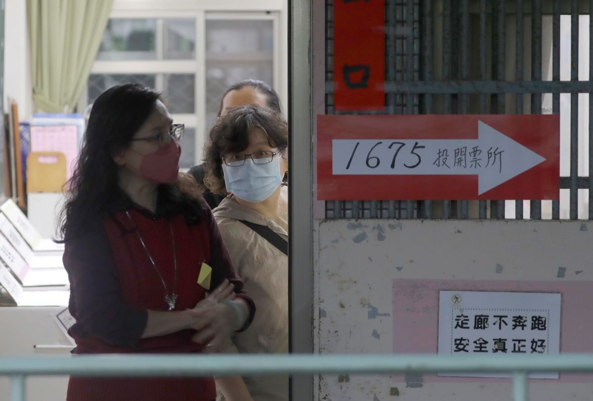 ▲華爾街日報刊出來自台灣的選舉觀察，指出選戰期間，塵封已久的學生論文成為影響選情的焦點，與台灣崇尚菁英教育、重視學歷有關。（圖／美聯社／達志影像）