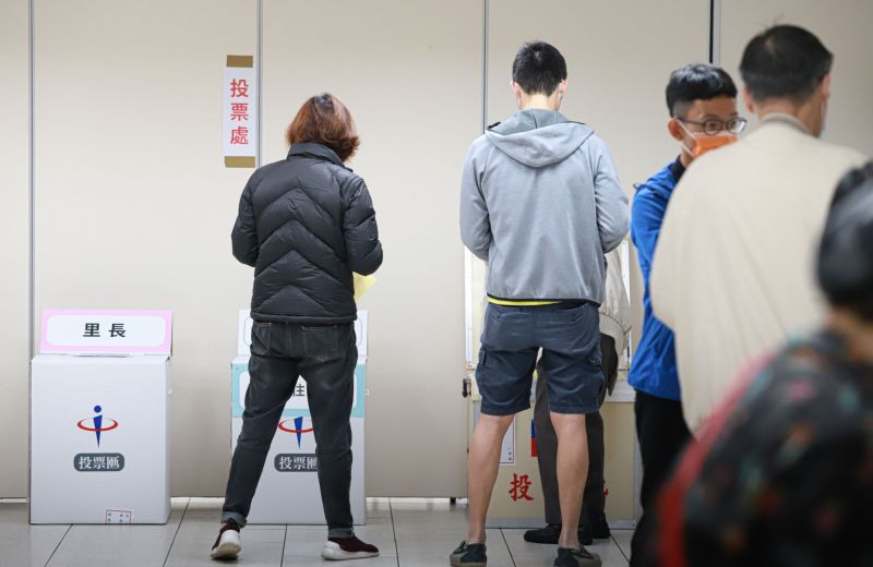 ▲台南市東區投票所有一名80歲王姓老翁，不慎將公投選票攜出投票所被送辦。（示意圖，非當事者／記者葉政勳攝，2022.11.26）