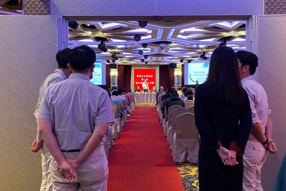 ▲中市一家建商今日召開第一屆住戶區權會議，住戶質問為何「非選這天」，影響住戶權益。（圖／民眾提供）