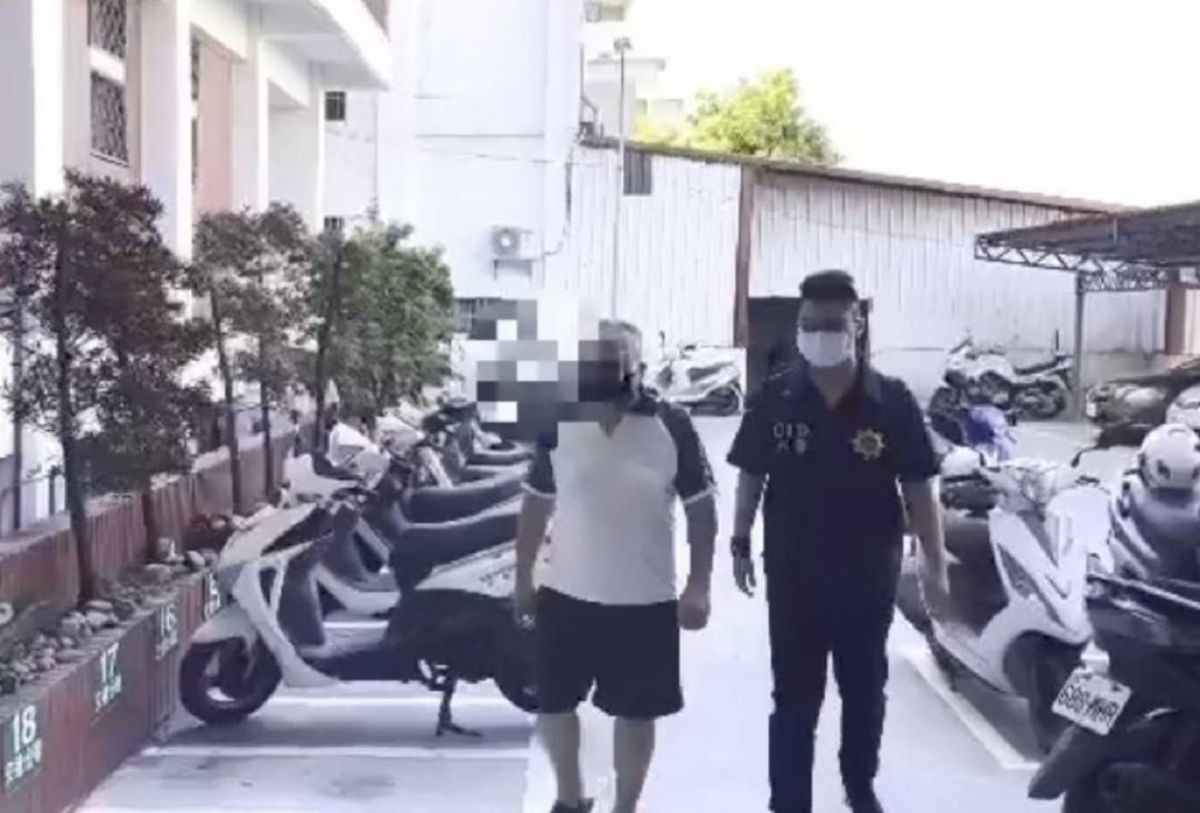 ▲高雄今天上午一名嚴姓男子於大社區觀音社區發展協會內投票涉嫌將公投選票撕毀，嚴男依違反選罷法帶回派出所偵訊。(圖／記者郭凱杰翻攝)