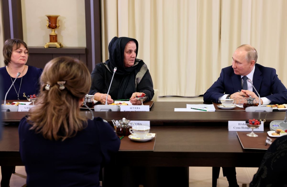 ▲11月27日是俄羅斯的母親節，蒲亭（Vladimir Putin）於節慶前兩天在官邸與17名陣亡官兵的母親舉行一場精心策劃的會談。（圖／美聯社／達志影像）