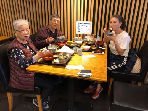 ▲楊繡惠和爸媽經常一起用餐合影。（圖／翻攝自楊繡惠FB）