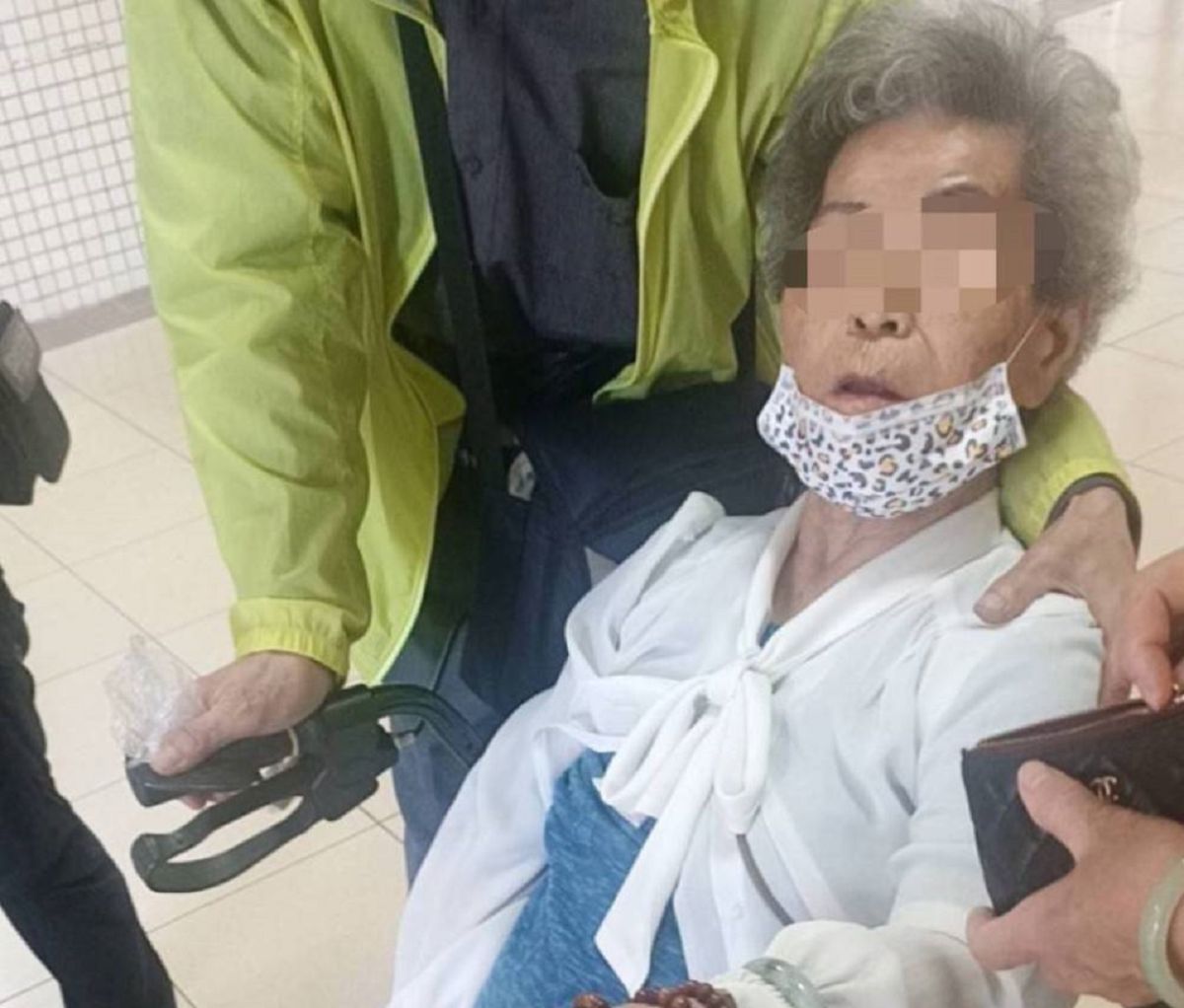 ▲吳姓婦人投票時摔傷，所幸送醫觀察意識清楚。(圖／記者郭凱杰翻攝)