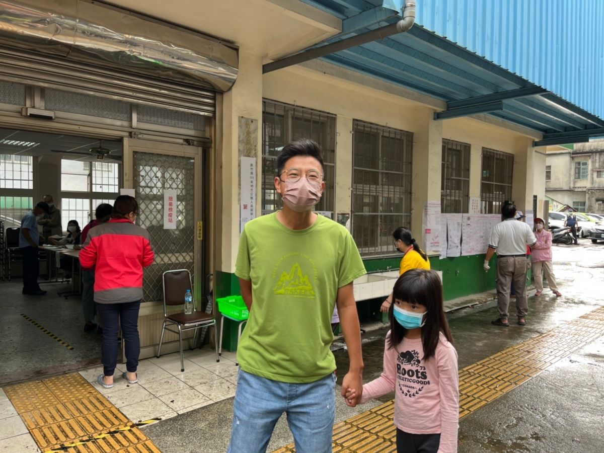 ▲新竹縣長候選人周江杰在女兒陪同下前往投票。（圖/周江杰團隊提供）