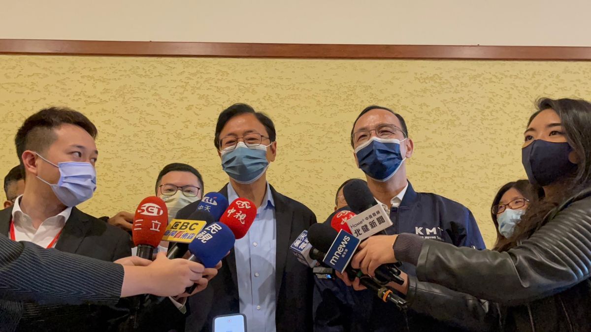 ▲朱立倫今身穿KMT外套赴投開票所投票，遭質疑有違反選舉罷免法疑慮，中選會稍早回應，案情尚待瞭解外，若有具體檢舉個案，地方選委會也會依法定程序審認。。（圖／國民黨提供）