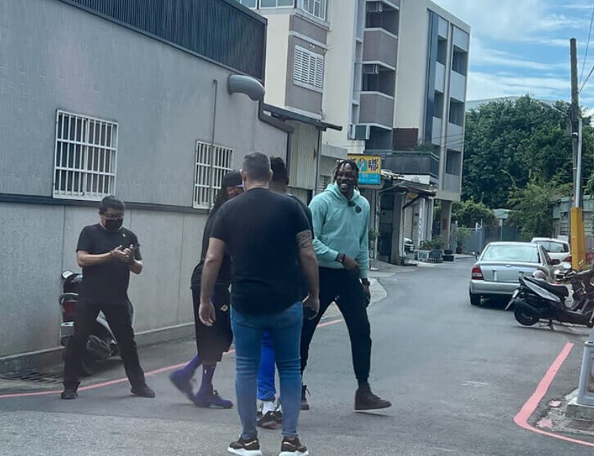 ▲有民眾26日發現T1聯盟桃園永豐雲豹球星「魔獸」霍華德（Dwight Howard）（右）出現在彰化市，疑似和友人一起到彰化吃火鍋。（翻攝自彰化踢爆網）