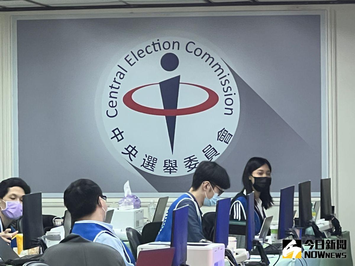 ▲中選會今發布總統、副總統選舉公告，其中依連署方式申請登記為候選人者，連署人數門檻為28萬9667人。（圖／記者顏真真攝）