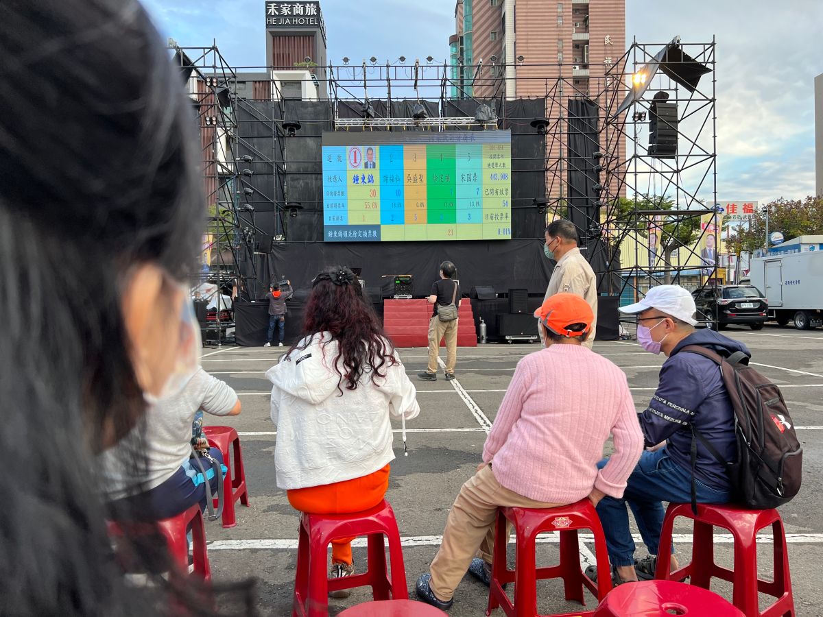 ▲2022九合一大選今（26）日正式登場，下午4點開票後，不少民眾焦急地在鍾東錦競選總部外觀看結果。（圖／記者張志浩攝）