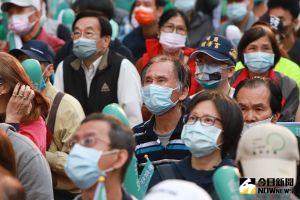 台北市長選舉開票中,陳時中競選總部湧入數百名支持者,氣氛緊張。 ▲台北市長選舉開票中,陳時中競選總部湧入數百名支持者,氣氛緊張。(圖/記者葉政勳攝,2022.11.26)