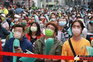 台北市長選舉開票中,陳時中競選總部湧入數百名支持者,氣氛緊張。 ▲台北市長選舉開票中,陳時中競選總部湧入數百名支持者,氣氛緊張。(圖/記者葉政勳攝,2022.11.26)