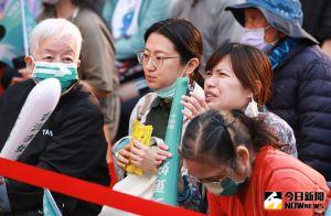 台北市長選舉開票中,陳時中競選總部湧入數百名支持者,氣氛緊張。 ▲台北市長選舉開票中,陳時中競選總部湧入數百名支持者,氣氛緊張。(圖/記者葉政勳攝,2022.11.26)