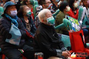 台北市長選舉開票中,陳時中競選總部湧入數百名支持者,氣氛緊張。 ▲台北市長選舉開票中,陳時中競選總部湧入數百名支持者,氣氛緊張。(圖/記者葉政勳攝,2022.11.26)