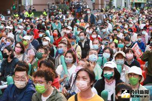 台北市長選舉開票中,陳時中競選總部湧入數百名支持者,氣氛緊張。 ▲台北市長選舉開票中,陳時中競選總部湧入數百名支持者,氣氛緊張。(圖/記者葉政勳攝,2022.11.26)