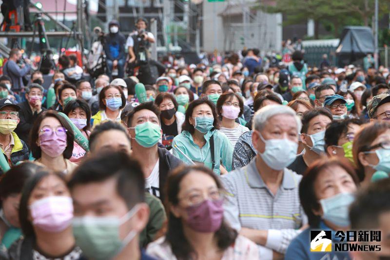▲台北市長選舉開票中，陳時中競選總部湧入數百名支持者，氣氛緊張。（圖／記者葉政勳攝，2022.11.26）