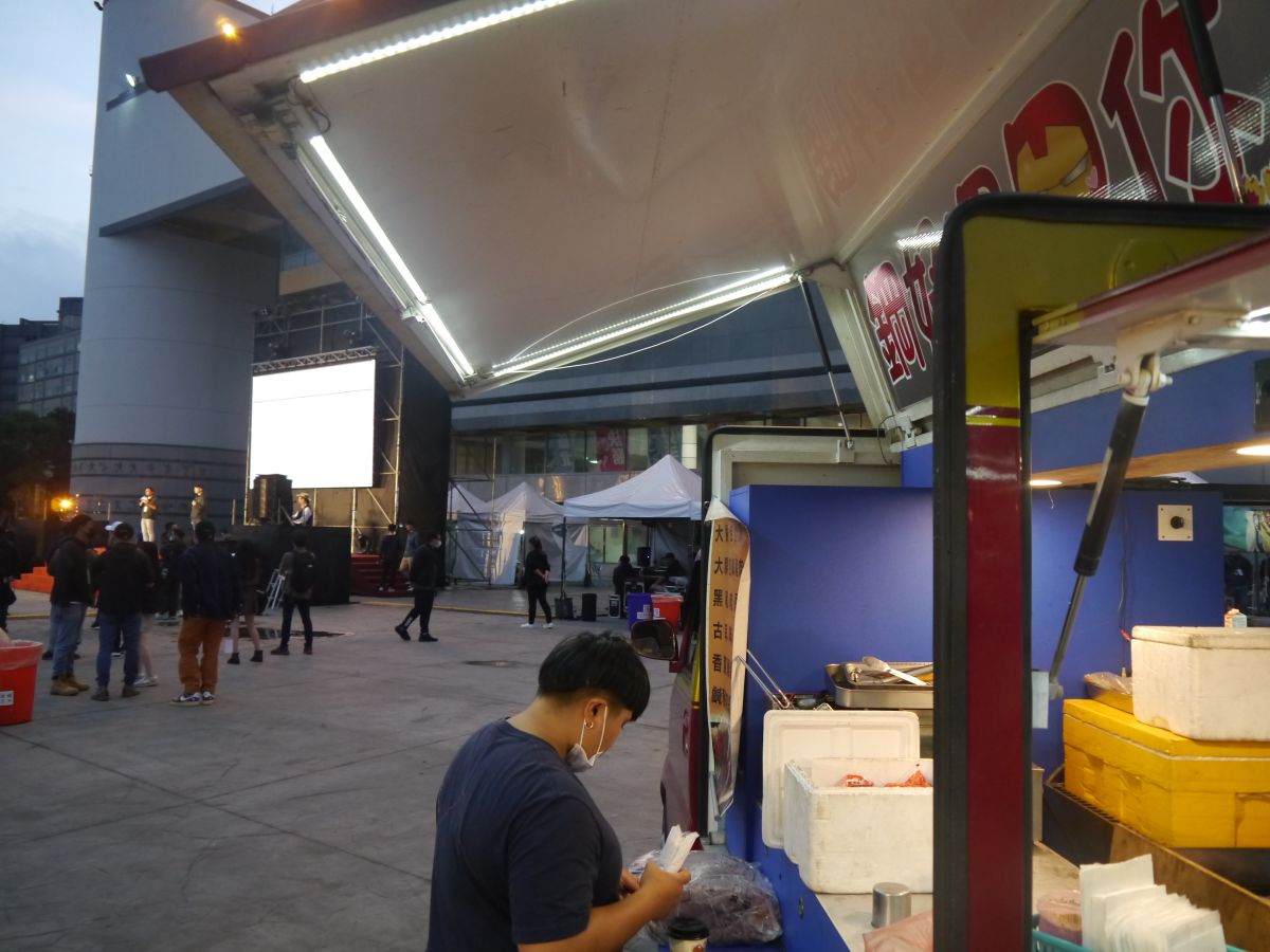 ▲侯友宜選舉辦公室主辦的勝選開票之夜，現場也有胖卡餐車進駐，現場氣氛呈現歡愉與快樂。（圖 ／記者吳嘉億攝，2022.11.26）