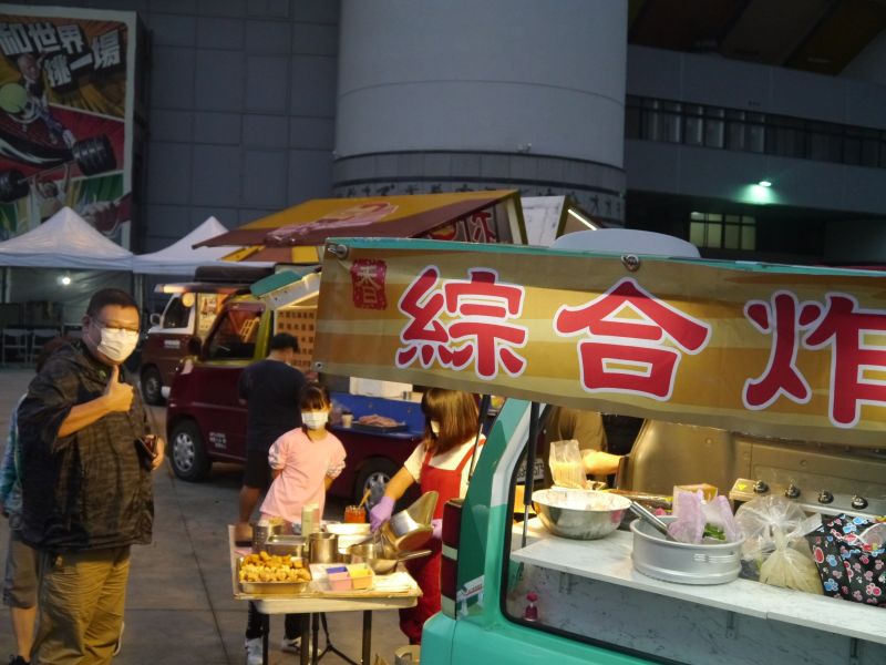 ▲侯友宜選舉辦公室主辦的勝選開票之夜,現場胖卡餐車進駐,方便現場觀看開票過程民眾享用。(圖 /記者吳嘉億攝,2022.11.26)