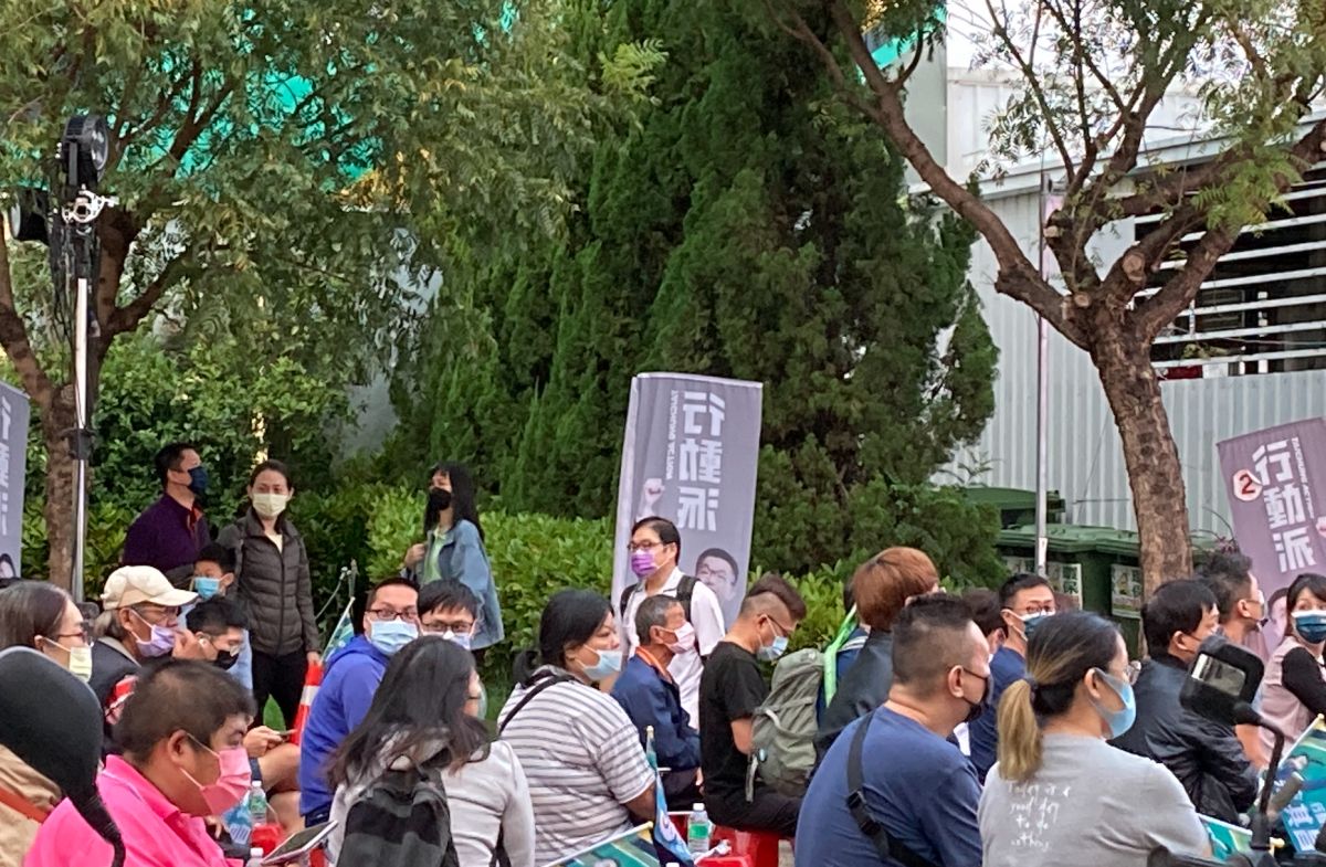 ▲蔡其昌競選總部於今日下午4時直播開票，並於競總前方擺設座椅，期間陸陸續續有支持者前來現場關心選情。（圖／記者鄭妤安攝影）