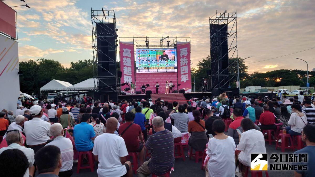 ▲陳其邁競總前除了放映各家電視台的開票狀況，中間還穿插主持人串場及表演節目，民眾神情輕鬆。（圖／記者鄭婷襄攝，2022.11.26）