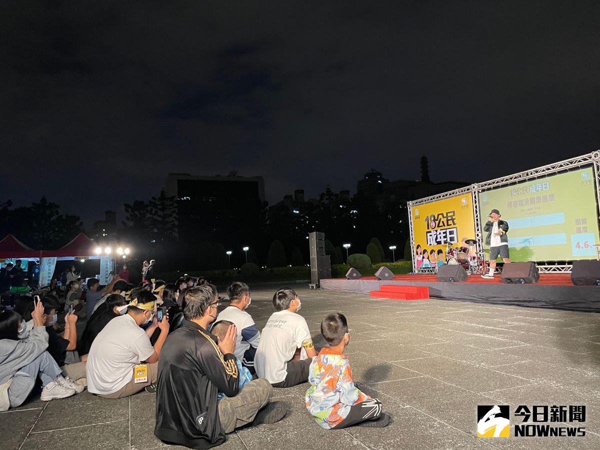 ▲從傍晚5點半左右，支持18歲公民權修憲的學生團體、兒少聚集在自由廣場，高喊「世代正義，今天實現」、「1126，今天同意」等口號，將共同見證台灣距離修憲最接近的一刻。（圖／記者黃仁杰攝,2022.11.26）