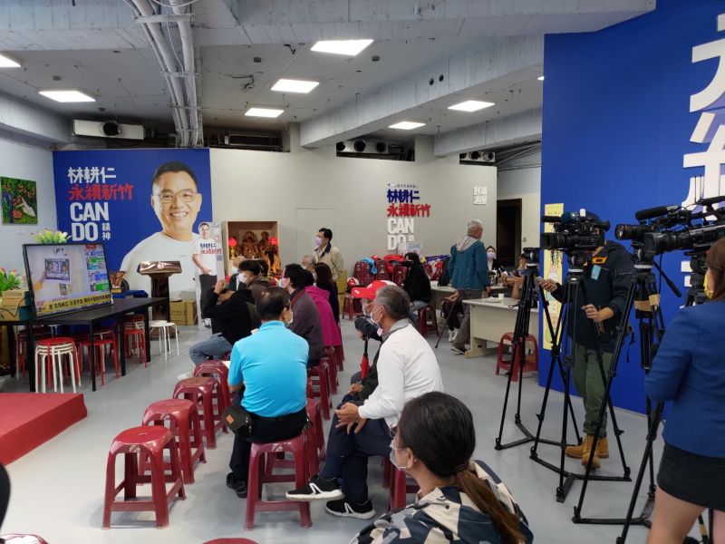 ▲林耕仁支持者到競選總部現場關心開票情形。記者甘庭嘉攝