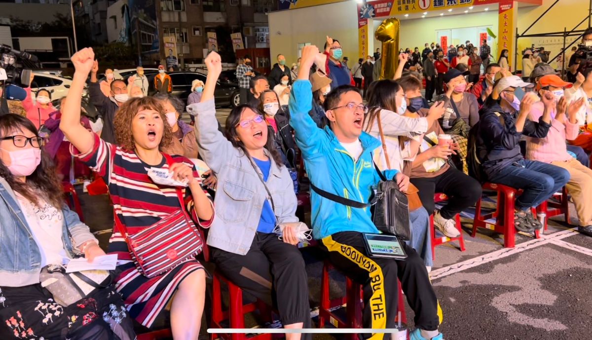 ▲苗栗縣長在下午4點開票後，脫黨參選的議長鍾東錦就一路領先，現場支持者氣氛相當熱絡。（圖／記者張志浩攝）