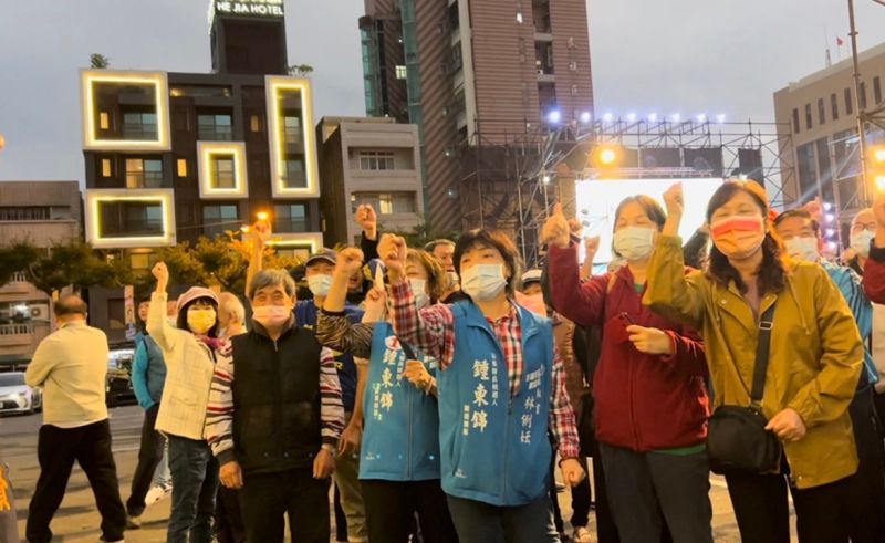 ▲鍾東錦苗栗市競選總部的支持者也難掩興奮情緒,高喊「縣長好」、「鍾東錦凍蒜」。(圖/記者張志浩攝)