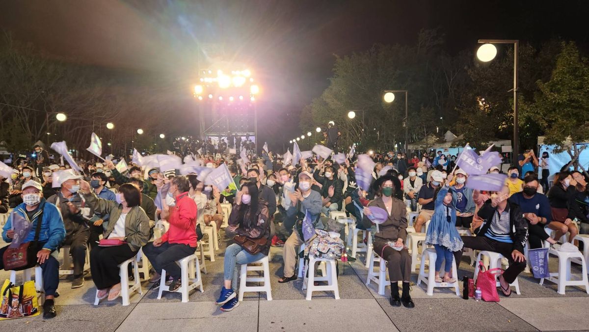 ▲民眾黨新竹市長候選人高虹安領先對手2萬票，支持者隨音樂嗨翻搖旗。（圖／記者李琦瑋攝，2022.11.26）