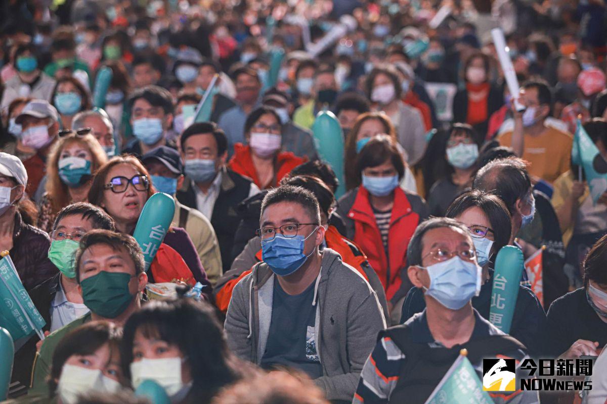 ▲民進黨於九合一大選慘敗，支持者氣氛低迷。（圖／記者葉政勳攝）