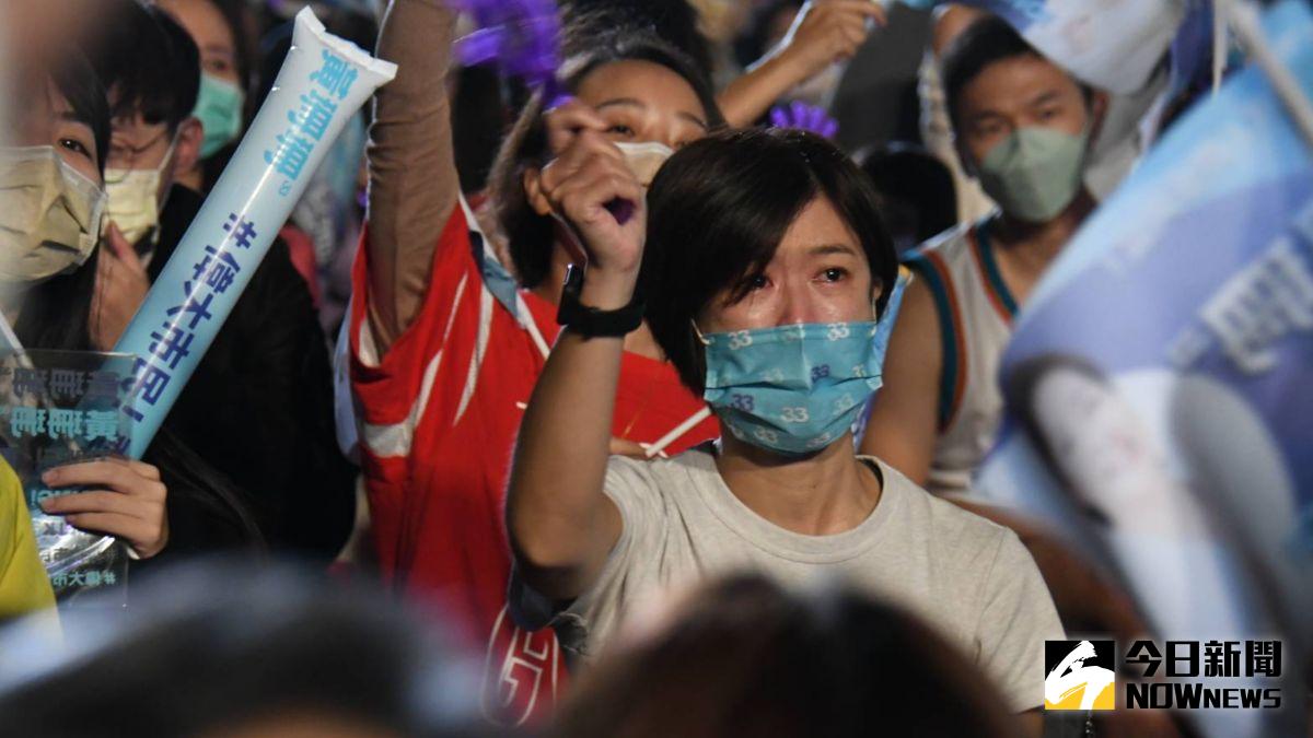 ▲無黨籍台北市長候選人票數持續落後，競選總部現場有民眾激動落淚。（圖／記者林調遜攝，2022.11.26）