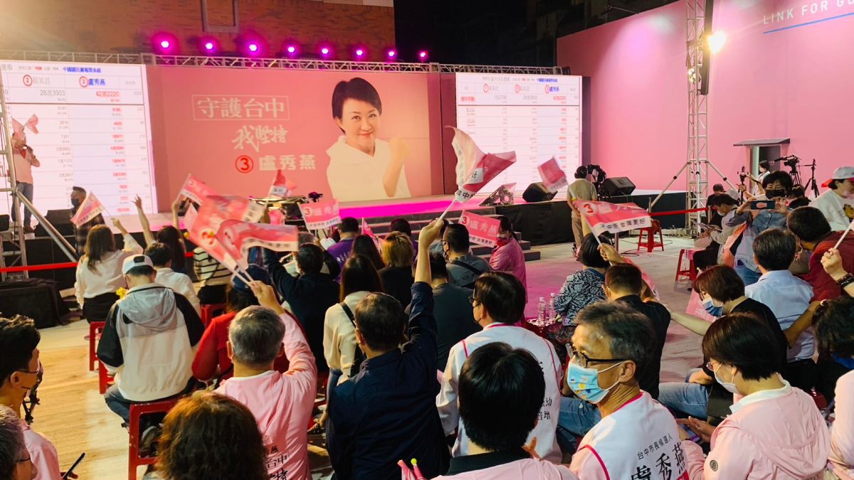 ▲越來越多民眾湧進盧秀燕總部觀看開票結果。（圖／記者顏幸如攝，2022.11.26）