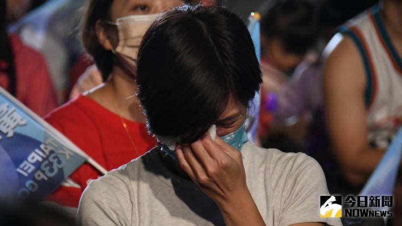▲無黨籍台北市長候選人票數持續落後,競選總部現場有民眾激動落淚。(圖/記者林調遜攝,2022.11.26)
