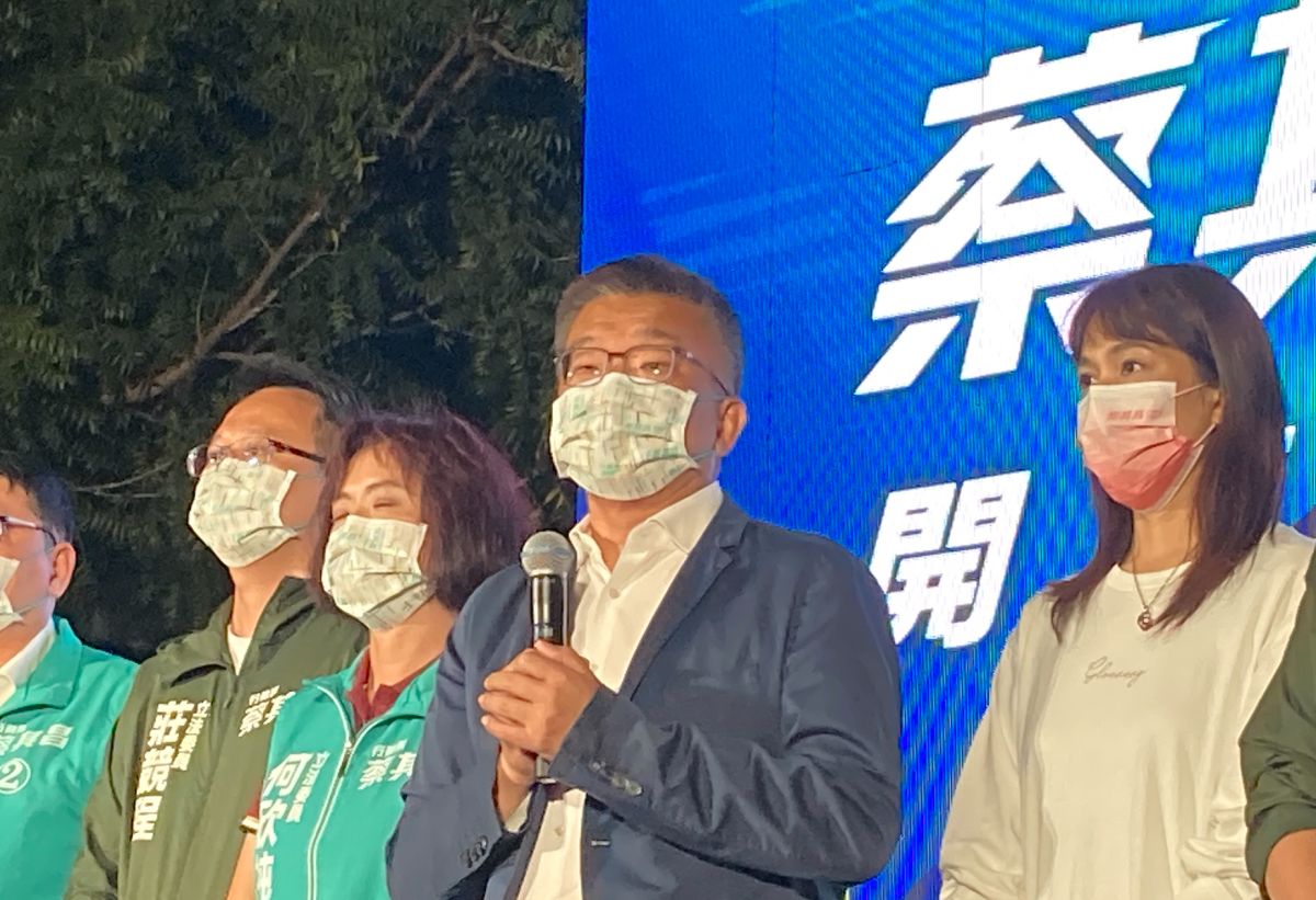 ▲2022九合一大選於今（26）日進行投票，各縣市開票結果陸續出爐，民進黨台中市長候選人蔡其昌落後幅度擴大，方才於競選總部自行宣布敗選，提到會加倍檢討，並恭喜盧秀燕連任成功。（圖／記者鄭妤安攝影）