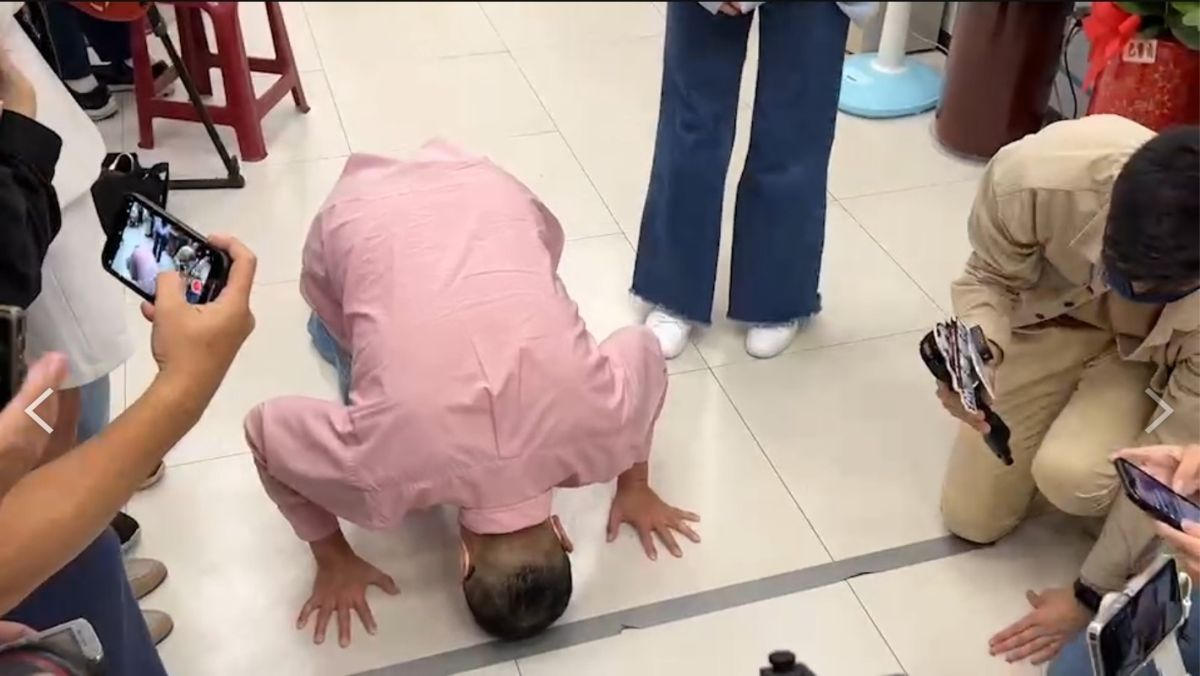 謝國樑自行宣布當選，下跪感謝上帝。（圖／NOWnews今日新聞）