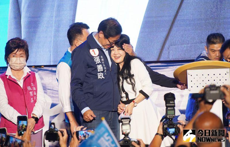 ▲張善政上台發表勝選感言,先緊緊擁抱妻子張琦雅。(圖/記者李春台攝,2022.11.26)